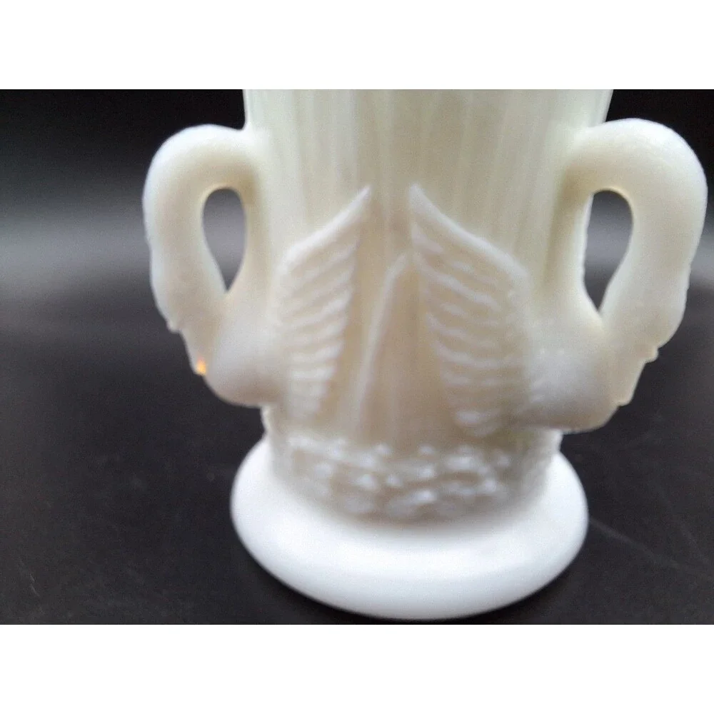 VTG Westmoreland Vase White Milk Glass Swan and Cattails 6-3/8